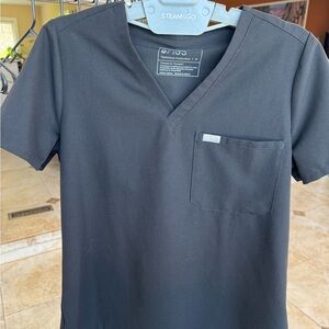 FIGS Women’s Catarina Scrub Top Medium in Black